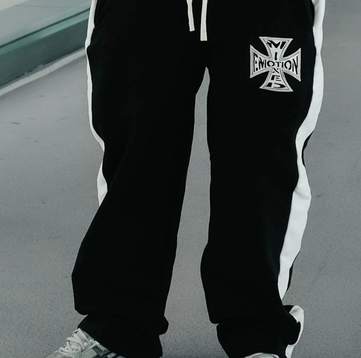 MIXED EMOTION BLACK QUARTER ZIP